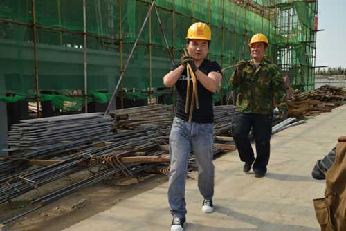歌手烏爾那真 與民工一起勞動